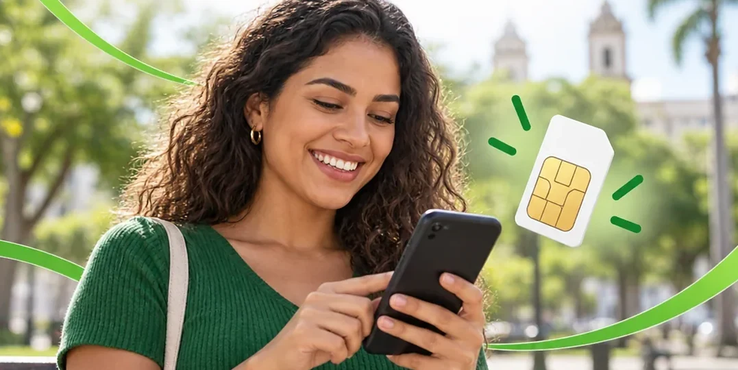 Mulher usando smartphone e chip de telefonia móvel