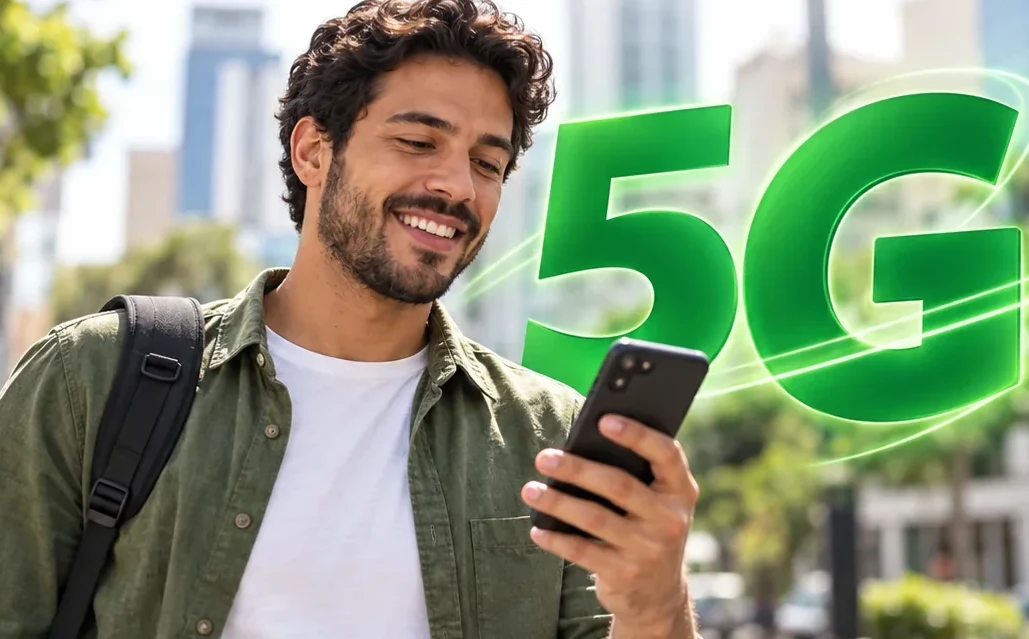 Pessoa usando smartphone com internet móvel 5G